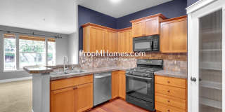 Cozy Two Bedroom Townhome in the Heart of Villebois - Newly Painted Interior! Gallery 1