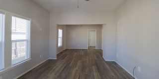 Beautiful 2 Bed 1 Bath in Quiet Area Gallery 4