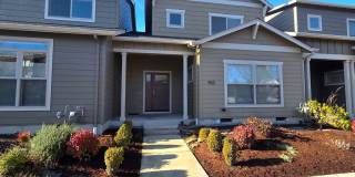 3 Bedroom Townhouse with stunning Ashland views! | Available Mid November Gallery 1