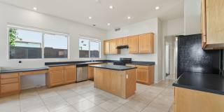 Beautiful Single-Level Home with Private Pool – Prime Arrowhead Location! Gallery 10