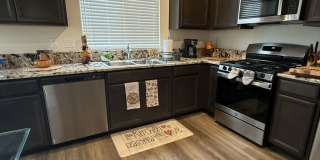 Beautifully appointed nearly new home Gallery 6