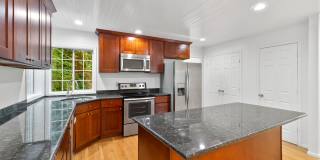 Beautiful 3-bedroom, 3-bath home on corner lot! Gallery 6