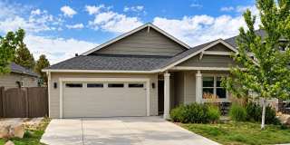 Gorgeous single-level 3x2 with fully fenced yard, AC, and soaking tub. Gallery 1