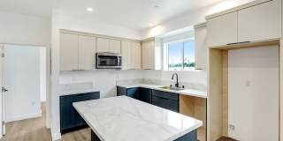 5346 1/2 Oakland Street Gallery 40
