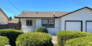 Bright Single Level Two Bedroom Duplex with Private Yard Gallery 1