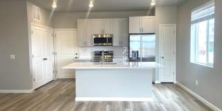 Saratoga Springs 4 Bedroom Townhome Gallery 3