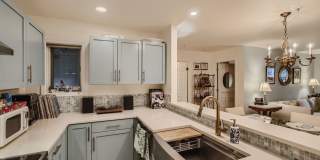 Ideal Downtown 1 BDR Close to Shops & Trails Gallery 15