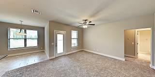 Beautiful 3 Bedroom, 2 Bath Home with Study and Storm Shelter - Yukon Schools. Gallery 6