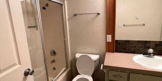 2 Bedroom Condo in Lake Oswego Gallery 20