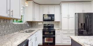 Waterfront Luxury Living – 4 Bed / 3 Bath – Over 2,600 Sq Ft Gallery 18