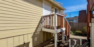 Comfortable & Light-Filled 2-Bedroom Apartment with Hardwood Floors Gallery 1