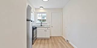 Newly renovated 2 Bed, 1 Bath w/ Bonus Room, Central AC, Laundry - Available September 5th! Gallery 9