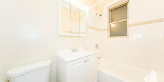 1613 West Berteau Gallery 3