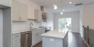 Beautiful 3BR 3.5BA Townhome w/ Full Appliance Kitchen - Garage Parking in West End Gallery 5