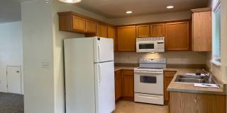 Two Bedroom 3 Bath Duplex-Townhouse in Southwest Medford Gallery 10