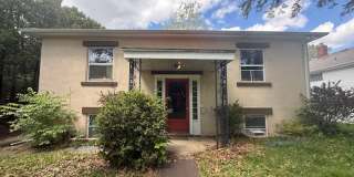 Cozy Urbana Apartment with Hardwood Floors Near Downtown Gallery 1