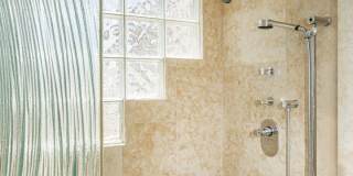 Exquisite Waterfront Gem. Gallery 26