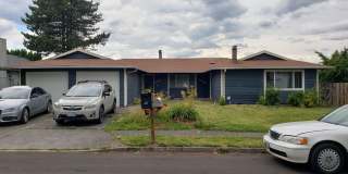 Super Spacious Duplex-Large Yard Too Gallery 1