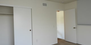 Lovely 2 bedroom townhouse Gallery 16