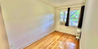 Spacious 6 bedroom 3.5 bath Tudor Townhouse w/Deck close to Georgetown University & Hospital Gallery 32