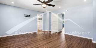 Spacious Townhouse with Washer/Dryer and Central AC Gallery 13