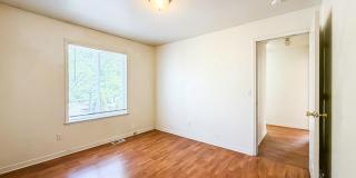 4 Bed/3 Bath Three Story Condo Near Bus Routes and Shopping Gallery 19