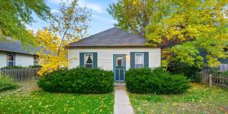 Charming house for rent, with laundry machines included and fenced yard. Gallery 1