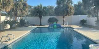 !!$500 off First months Rent!! Private 1-Acre Retreat with Pool, Screened Porch  Spacious Interior Gallery 1