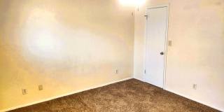 Great Two Story Eastside Townhome With Refrigerated Air Located In Quiet Well Established Neighborhood Gallery 17