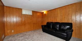 Charming 2 bed 1 bath bungalow with 2nd living room Gallery 23