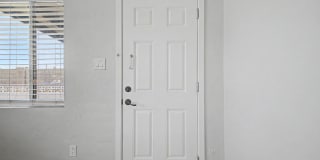 Beautifully Remodeled - Modern Duplex Gallery 8