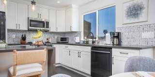 Beautiful 3 bed 2.5 baths "fully furnished" townhouse in the charming neighborhood of University Heights. Gallery 15