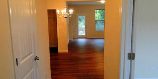 3 Bedroom, 2.5 Bathroom Townhome with Office! Gallery 3