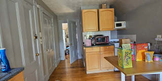 1.5 Bed Spacious Top-Floor Allston apt! Gallery 12