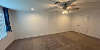 Spacious 5-Bedroom Riverview Home Gallery 23