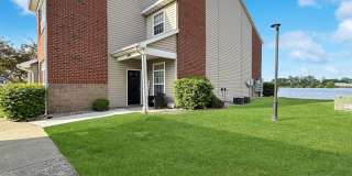 Grand Lakeside Escape: Spacious 3-Bedroom Retreat in Lakeshore Community Gallery 55