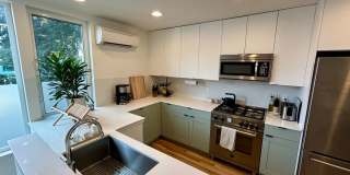 Spacious Ballard Townhome- 2 Bedrooms with Parking Gallery 8