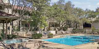 Charming 2BR Condo with Vaulted Ceilings, Fireplace & Pool Access Gallery 26