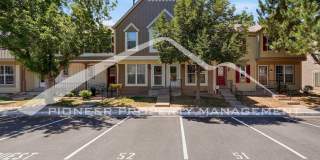 Spacious Townhouse with Washer/Dryer and Central AC Gallery 1
