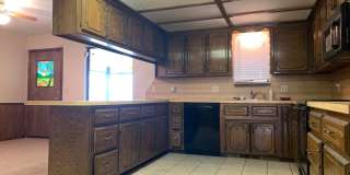 3 Bedroom Home with a Pool in West Norman Gallery 1