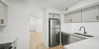 Fully Remodeled South Tempe 3BR Townhome w/ Private Yard, W/D & Parking Gallery 4