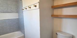 RENOVATED 2BD/1.5 BATH WITH PARKING, LAUNDRY, AND FULL H-VAC WITH MOVE IN SPECIAL!! Gallery 8