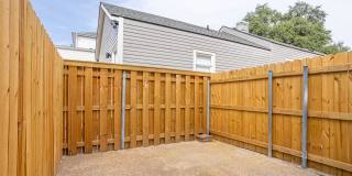 Uptown Renovated 1/1.5 apartment with Private Backyard Gallery 11