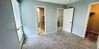 {1423} Updated Townhome + Two Car Garage + Fenced Yard + Lawncare Included Gallery 7