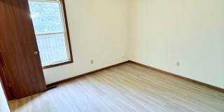 Great 3 Bed 2 Bath 2 Car Garage Flat Duplex- Pets ok! Gallery 14