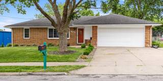 3 Bedroom 2 Bath 2 Stall Garage Urbandale Gallery 1