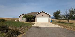 Beautiful Country Home on 20 Acres with Stunning Mountain Views Gallery 1