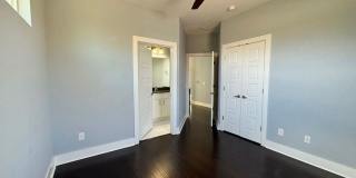 Great, modern 2 bedroom 2.5 bath available in South Austin! Gallery 28