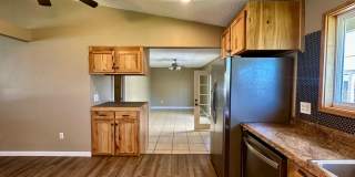 Pet-Friendly 4 Bedroom Home with Fenced Yard & Air Conditioning Gallery 14