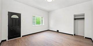 Gorgeous 3 Bedroom in Troy Hill available June 1! Gallery 4